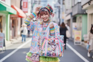 Decora outfit on a Harajuku street with layered tulle skirts, stacked bracelets and a charm-covered clear bag