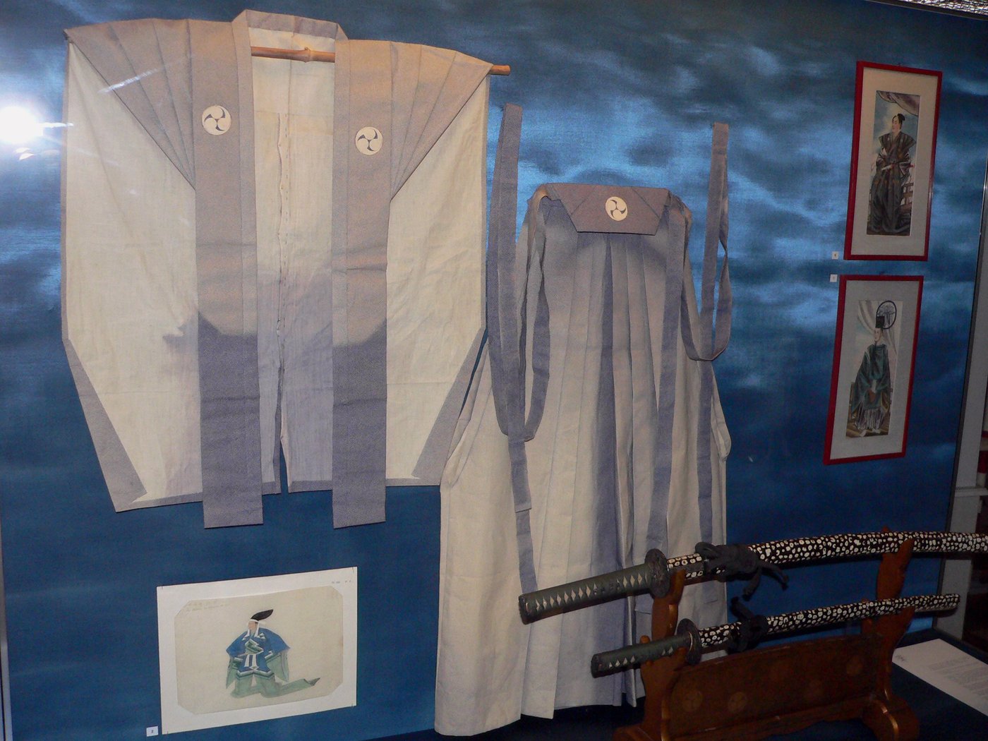 Edo period kamishimo display with kataginu jacket, pleated hakama and two katana