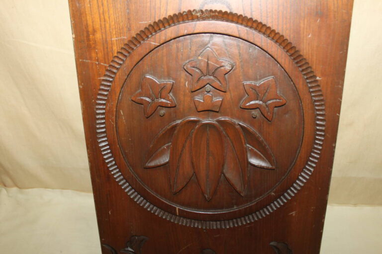 Wooden signboard carved with the Minamoto clan sasa rindo family crest inside a circle