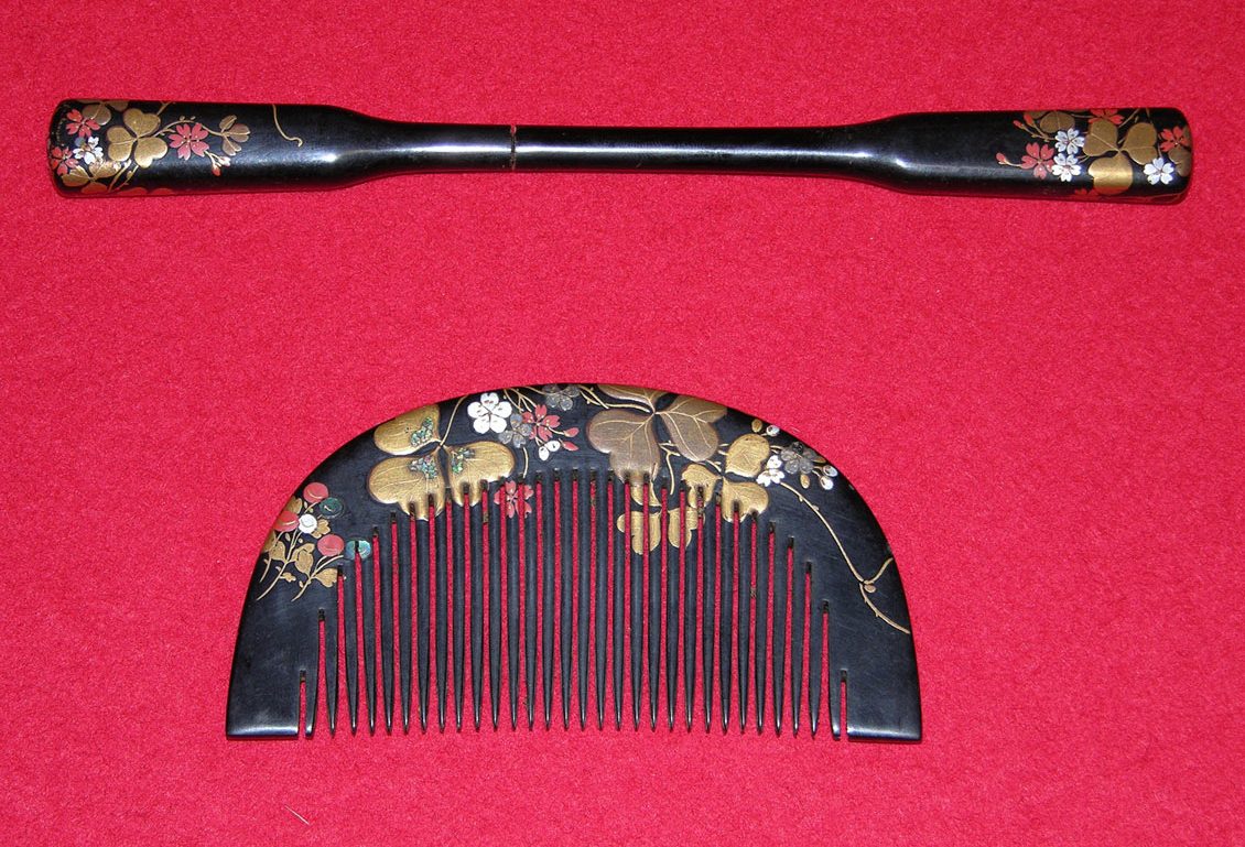 Antique black lacquered kogai hairpin and matching kushi comb with floral gold inlay