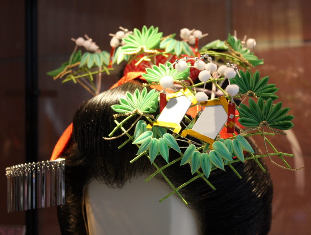 December maneki kanzashi with bamboo leaves, white mochibana and two blank nameplates