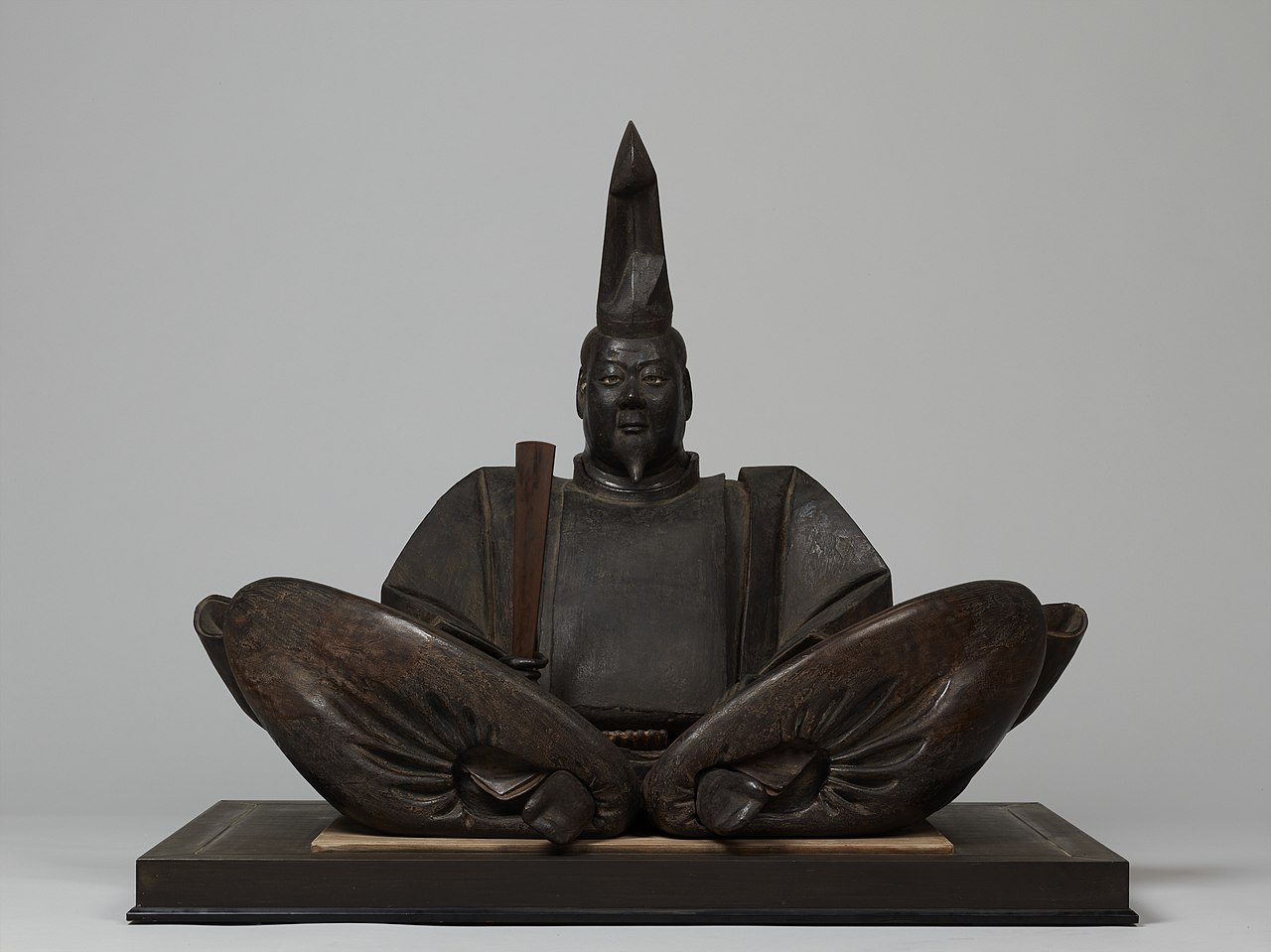 Dark wooden seated portrait sculpture of Minamoto no Yoritomo in court dress