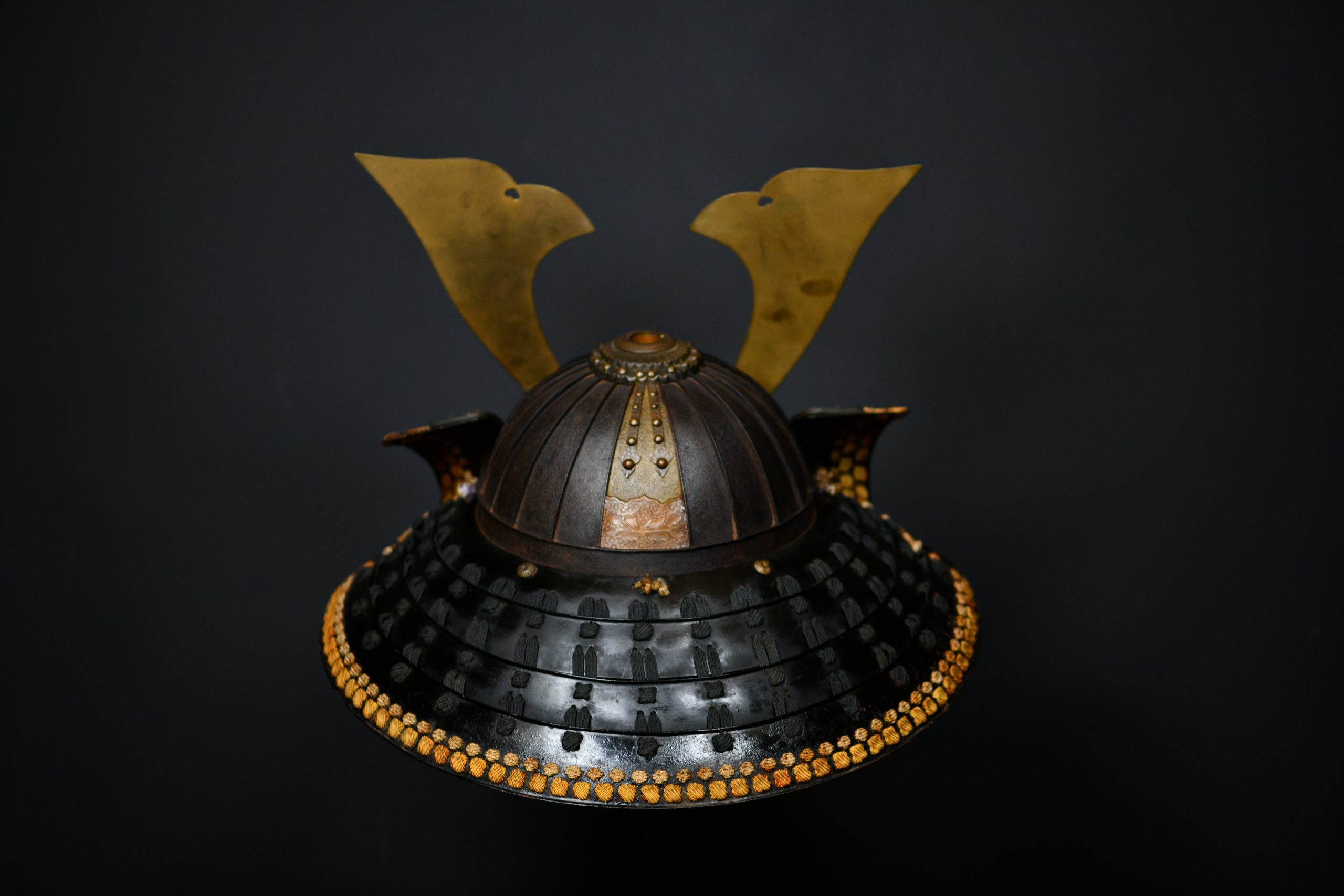 Iron kabuto helmet with kuwagata crest and layered shikoro neck guard