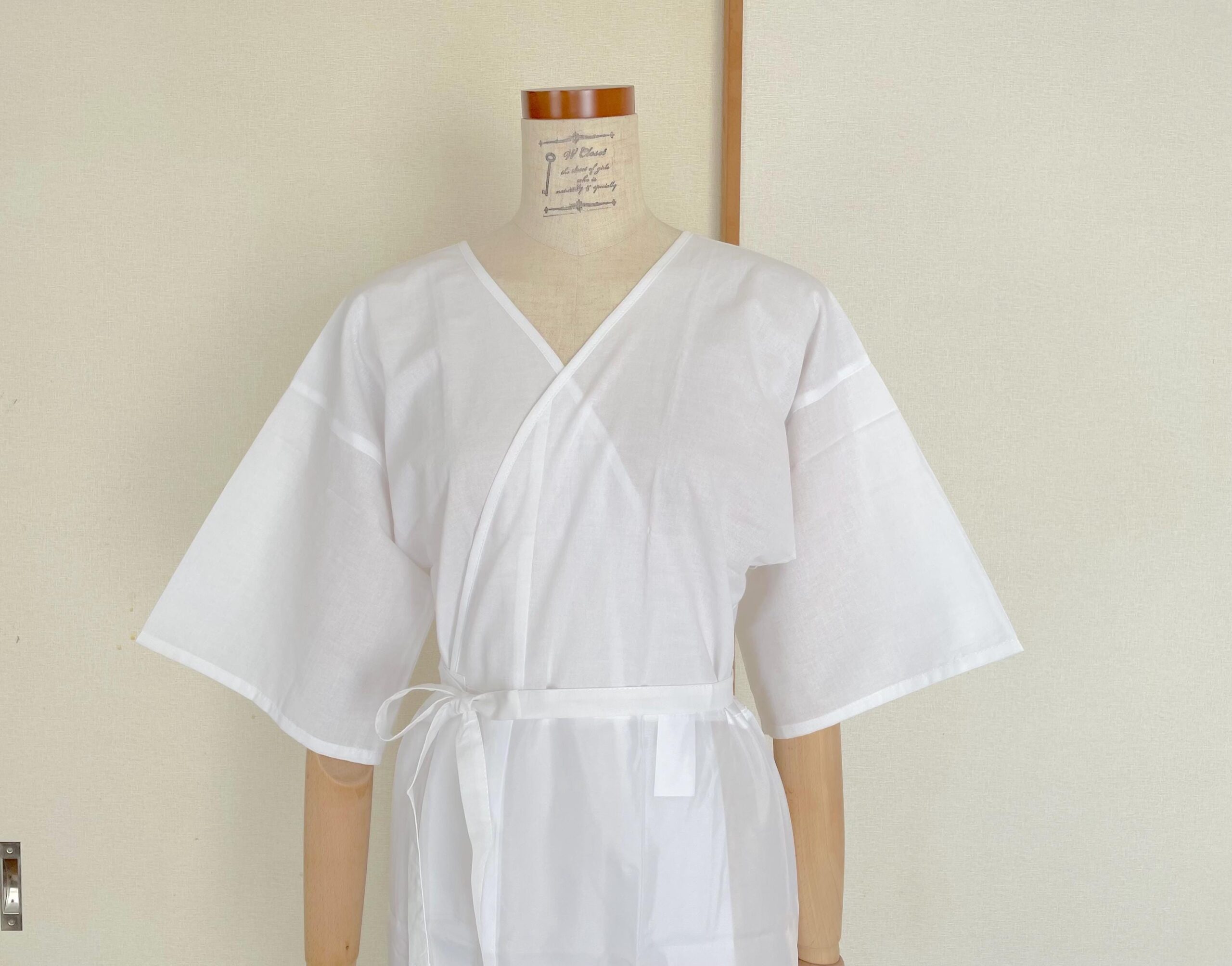 Plain white cotton hadajuban top and matching under-skirt on a dress form